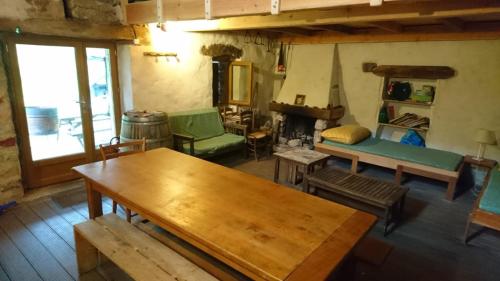 un salon avec une table et un canapé dans l'établissement Maison de Vignes de Tournemire, à Tournemire