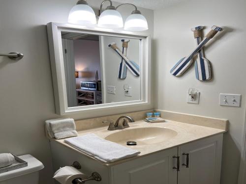 y baño con lavabo y espejo. en Inn at Camachee Harbor View Suite 27 en St. Augustine