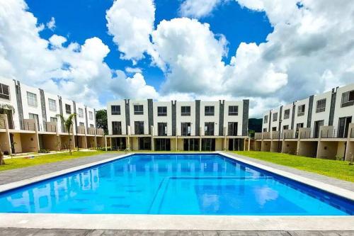 een groot zwembad voor een gebouw bij Dafi´s House (Exclusivo con jardín) in Ayala