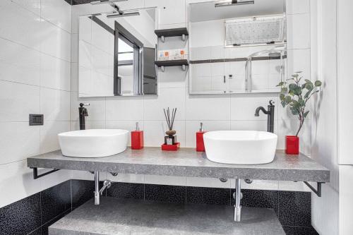 twee wastafels op een aanrecht in een badkamer bij Casa Tricolore in Milaan