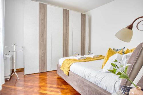 een slaapkamer met een bed met gele kussens bij Casa Tricolore in Milaan