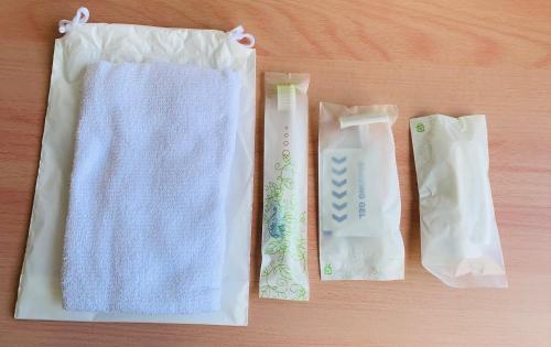 zwei Handtücher und eine Tube Zahnpasta auf dem Tisch in der Unterkunft Pension L&M - Vacation STAY 82545v in Fuchisaki