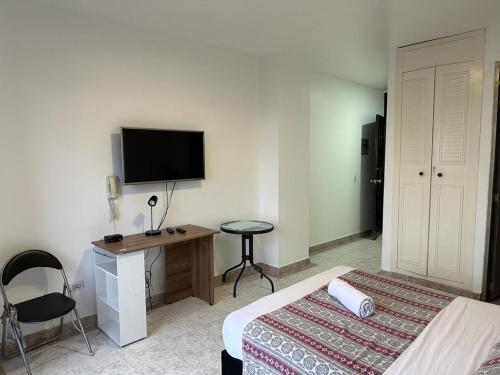 Caliview Apartahotel Andalayaにあるテレビまたはエンターテインメントセンター