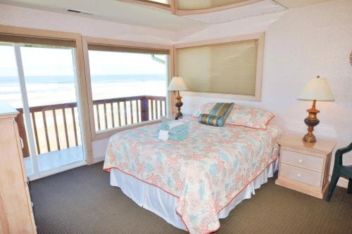 フローレンスにあるThe Outlookのベッドルーム1室(ベッド1台付)、海を望むバルコニーが備わります。