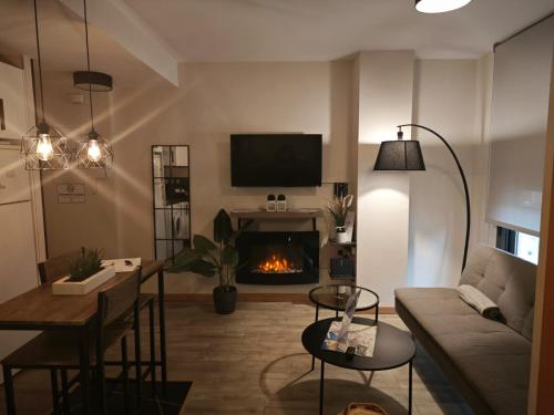 マラガにあるStudio Miramar Suites Malagaのリビングルーム(ソファ、暖炉付)