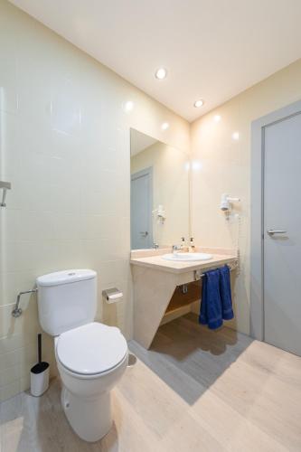 Bilik mandi di Apartment with free parking and pool