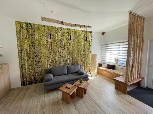 Ferienwohnung Holzwurm في Wienrode: غرفة معيشة مع أريكة وجدار جداري