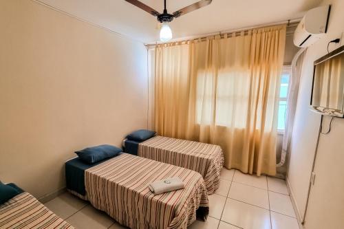 Pokój z 2 łóżkami i oknem w obiekcie ALVORADA PALACE HOTEL w mieście Bauru