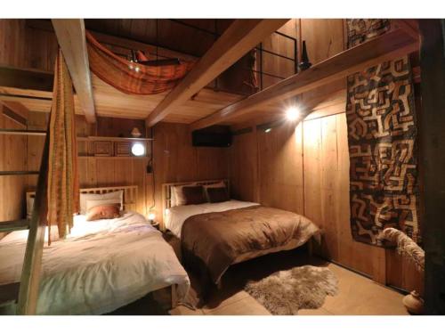 神河町にあるHyogo private house yogoto - Vacation STAY 00235vのベッド2台 木製の壁の部屋