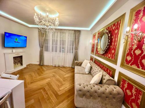 - un salon avec un canapé et un lustre dans l'établissement Alexandru Home, à Boissy-Saint-Léger