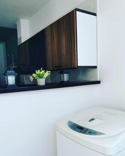 a white kitchen with a sink and a cabinet at Moderno y lindo apartamento de 3 habitaciones cerca al aeropuerto in Yopal