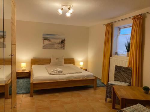 une chambre avec un lit et une fenêtre dans l'établissement FeWo SONNENDECK Familien-strandnah-Garten-Hunde-Sport-und Schwimmbadnah-HansaPark, à Sierksdorf