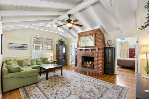een woonkamer met een bank en een open haard bij 821 West Bay Avenue in Newport Beach