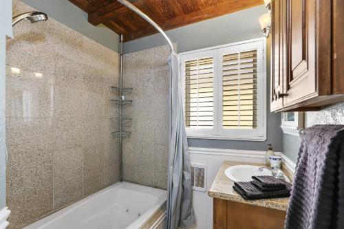 een badkamer met een bad en een wastafel bij 821 West Bay Avenue in Newport Beach