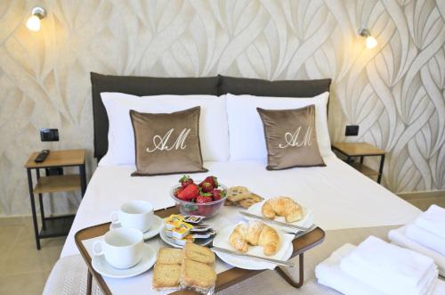 een ontbijtpakket op een bed met eten erop bij AM suite Stabiae in Castellammare di Stabia