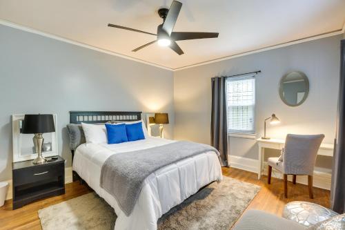 - une chambre avec un grand lit et des oreillers bleus dans l'établissement Cozy Tuskegee Home - 20 Mi to Auburn University!, à Tuskegee
