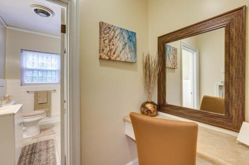 een badkamer met een spiegel, een wastafel en een toilet bij Cozy Tuskegee Home - 20 Mi to Auburn University! in Tuskegee