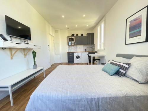 ein Schlafzimmer mit einem großen Bett und einem Schreibtisch in der Unterkunft Nice Renting - CAMBRAI02 - Studio Beach Sea View - AC - Promenade des Anglais in Nizza