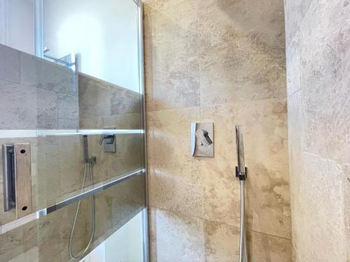 ein Badezimmer mit Dusche mit Glastür in der Unterkunft Nice Renting - CAMBRAI02 - Studio Beach Sea View - AC - Promenade des Anglais in Nizza