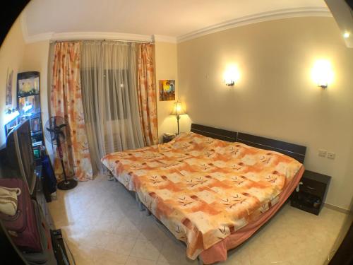 een slaapkamer met een groot bed in een kamer bij Star apartment at Palm Beach Piazza Sahl Hasheesh in Hurghada