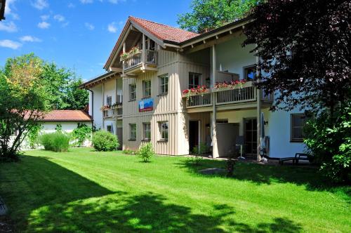 ein großes Haus mit einem Hof davor in der Unterkunft Ferienwohnungen Wendelstein in Bad Feilnbach