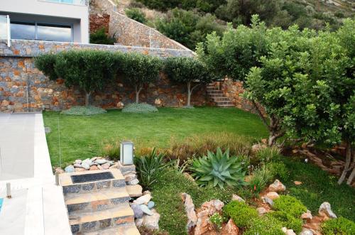 Κήπος έξω από το Elounda Luxury Villas