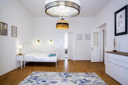 ein Wohnzimmer mit einem Sofa und einem Kronleuchter in der Unterkunft Large 3 BDR APT in the heart of Prague in Prag