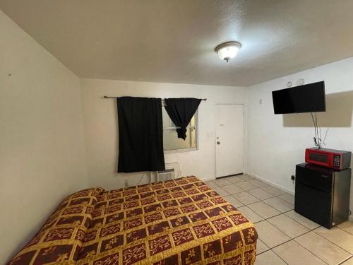 ein Schlafzimmer mit einem Bett und einem TV in der Unterkunft Crown Inn & Suites in Spring Valley