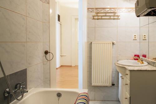 uma casa de banho com uma banheira e um lavatório em Large 3 BDR APT in the heart of Prague em Praga