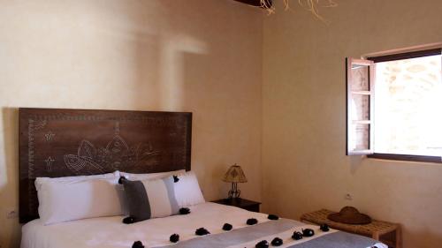 A bed or beds in a room at Dar Sanam Essaouira