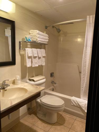 een badkamer met een wastafel, een toilet en een bad bij Super 8 by Wyndham Ogallala in Ogallala