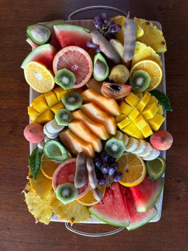 un plato de frutas y hortalizas en una mesa de madera en Cabaña en cafetal de Coatepec, en Coatepec