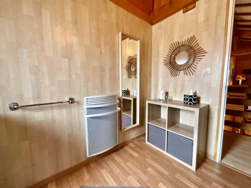 La salle de bains est pourvue d'un lavabo et d'un miroir mural. dans l'établissement Chalet La Charmelle, 4 étoiles à 15min de Gerardmer, à Corcieux