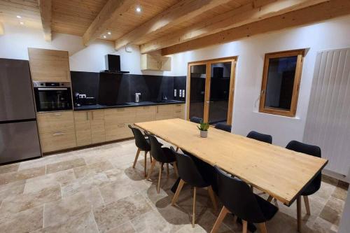 MercuryにあるDomaine Le Manoir, bain nordique privé, vue Mont-Blancの木製のテーブルと椅子のある広いキッチン