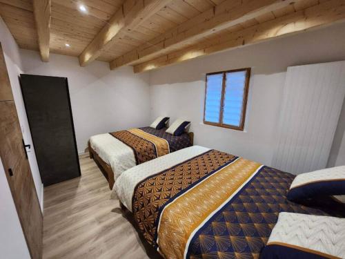 Säng eller sängar i ett rum på Domaine Le Manoir: Calme, équipé, vue Mont-Blanc