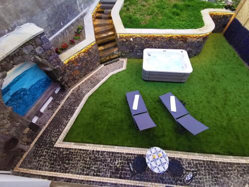 Taman di luar H2Viola & Spa