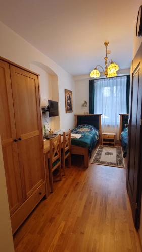 een slaapkamer met een bureau, een bed en een tafel bij Villa Bali Pokoje ulica Strumykowa 6 59-850 ŚWIERADÓW ZDRÓJ in Świeradów-Zdrój