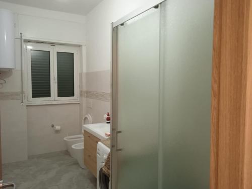 uma casa de banho com um chuveiro, um WC e um lavatório. em Milky's House em Isola del Cantone