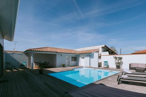 une piscine dans l'arrière-cour d'une maison dans l'établissement Maison Le Basta, à Bégaar