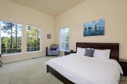 佛羅倫薩的住宿－Collard Lake House，一间卧室设有一张大床和两个窗户。