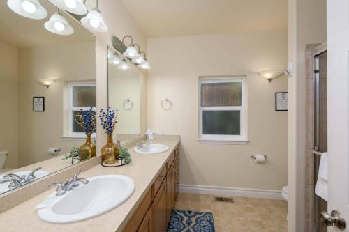 佛羅倫薩的住宿－Collard Lake House，一间带两个盥洗盆和大镜子的浴室