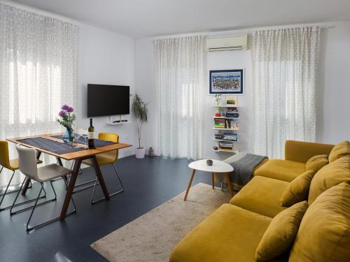 Modern Center City Apartment