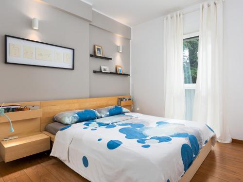 Modern Center City Apartment