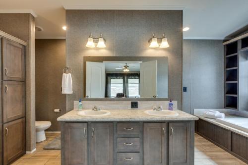 uma casa de banho com 2 lavatórios e um espelho grande em Spacious Tierra Amarilla Ranch House with Deck! 