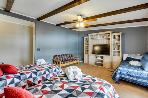 uma sala de estar com duas camas e uma televisão em Spacious Tierra Amarilla Ranch House with Deck! 