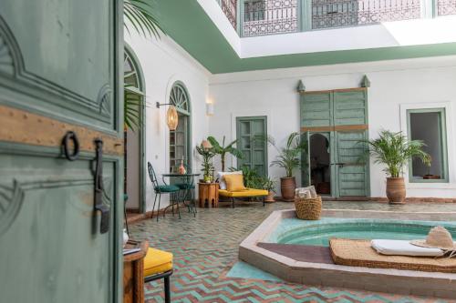 uma sala de estar com piscina numa casa em Riad Agathe & Spa em Marraquexe