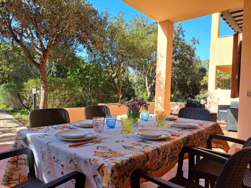 una mesa con platos y vasos en el patio en Casa MARTA, en Rena Majore