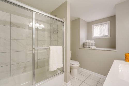 uma casa de banho com um chuveiro e um WC. em Memphis Vacation Rental - Walk to Graceland! em Memphis