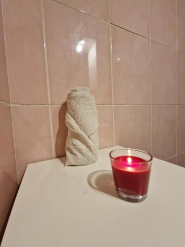 uma vela sentada num balcão ao lado de uma toalha em Apartman Benjamin em Tuzla