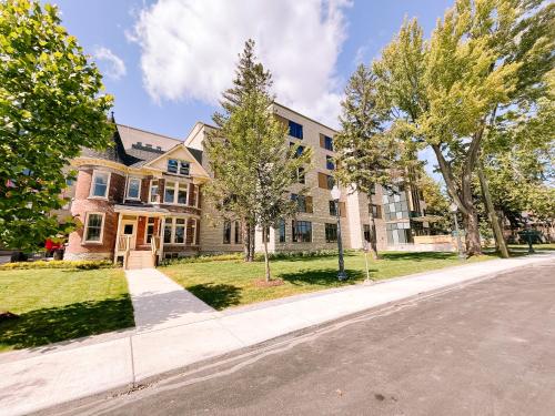 uma grande casa de tijolos numa rua com árvores em Queen's University Residence em Kingston